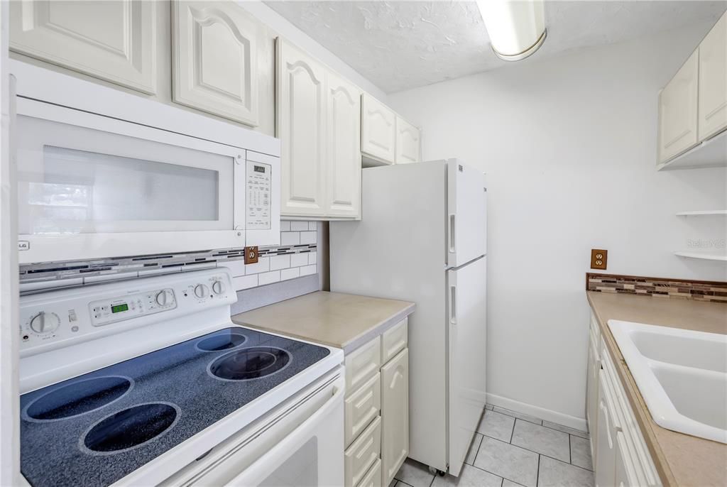 For Sale: $129,900 (1 beds, 1 baths, 700 Square Feet)