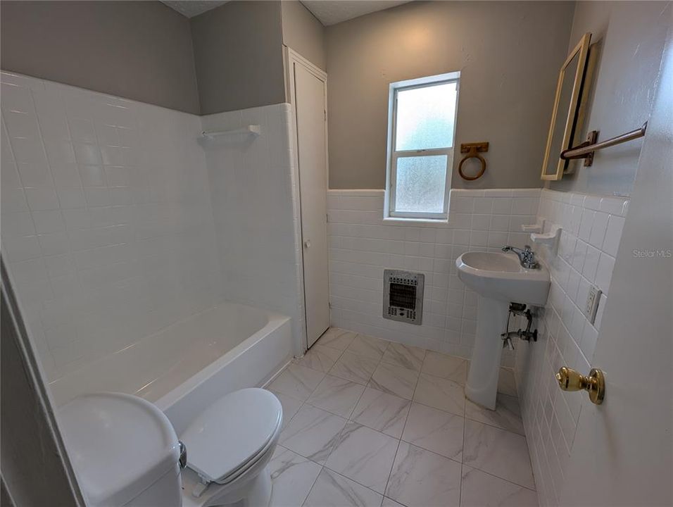 For Sale: $319,500 (4 beds, 2 baths, 1562 Square Feet)