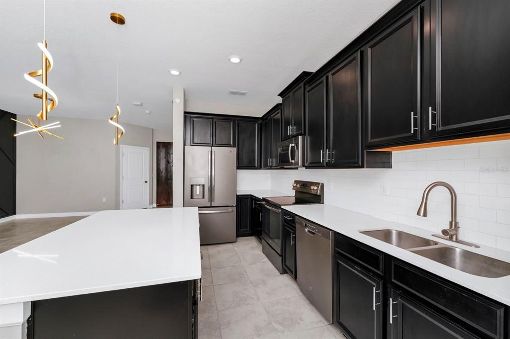 For Sale: $370,000 (3 beds, 2 baths, 1674 Square Feet)