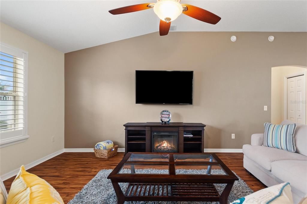 For Sale: $449,000 (3 beds, 2 baths, 1612 Square Feet)