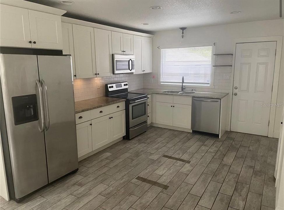 For Rent: $1,900 (2 beds, 1 baths, 952 Square Feet)