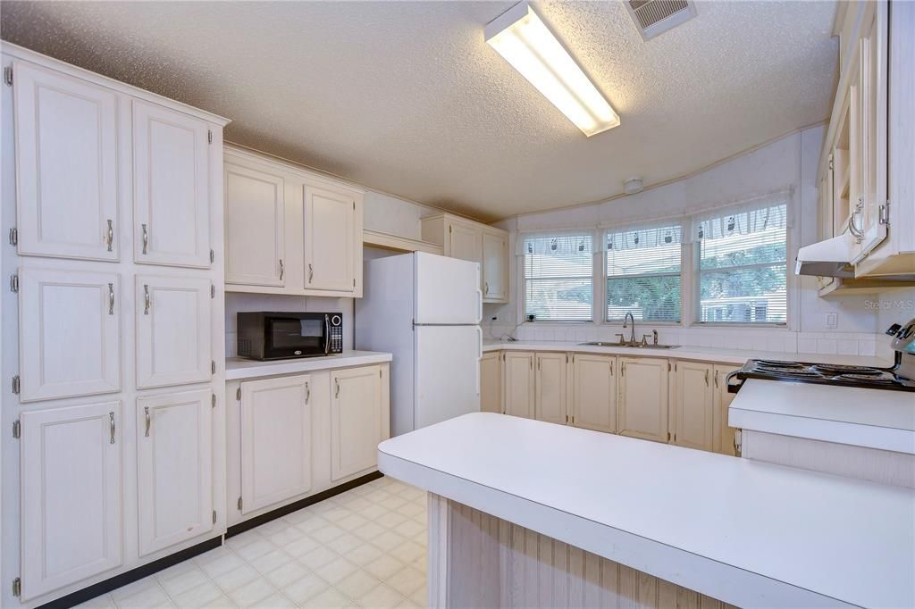 For Sale: $169,000 (2 beds, 2 baths, 1176 Square Feet)