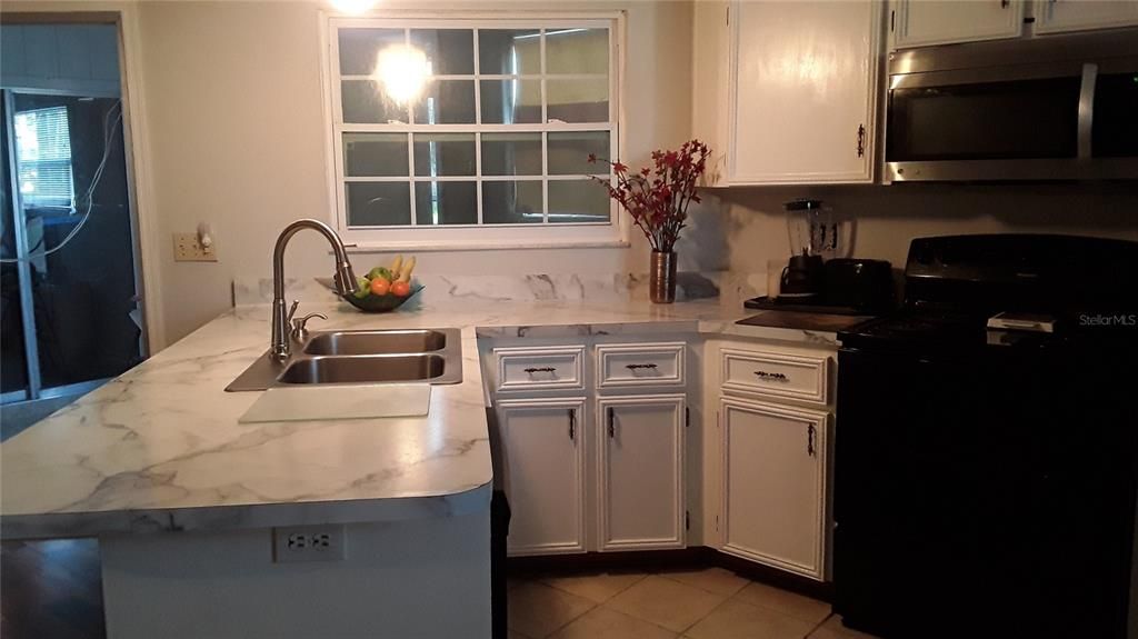 For Sale: $189,000 (2 beds, 2 baths, 933 Square Feet)