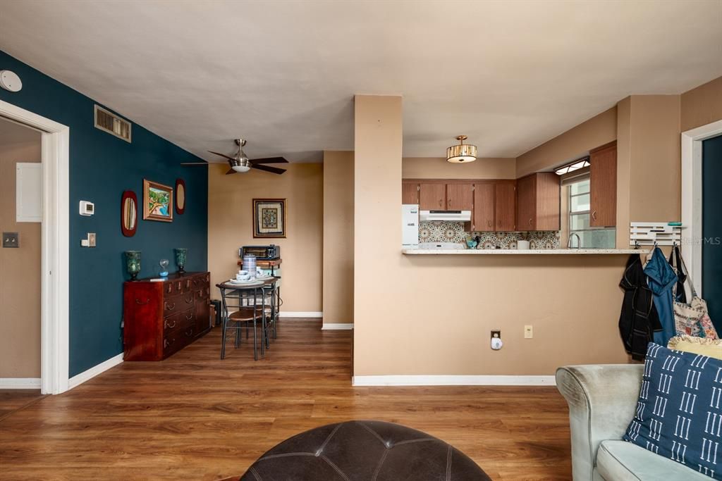 For Sale: $185,000 (1 beds, 1 baths, 595 Square Feet)