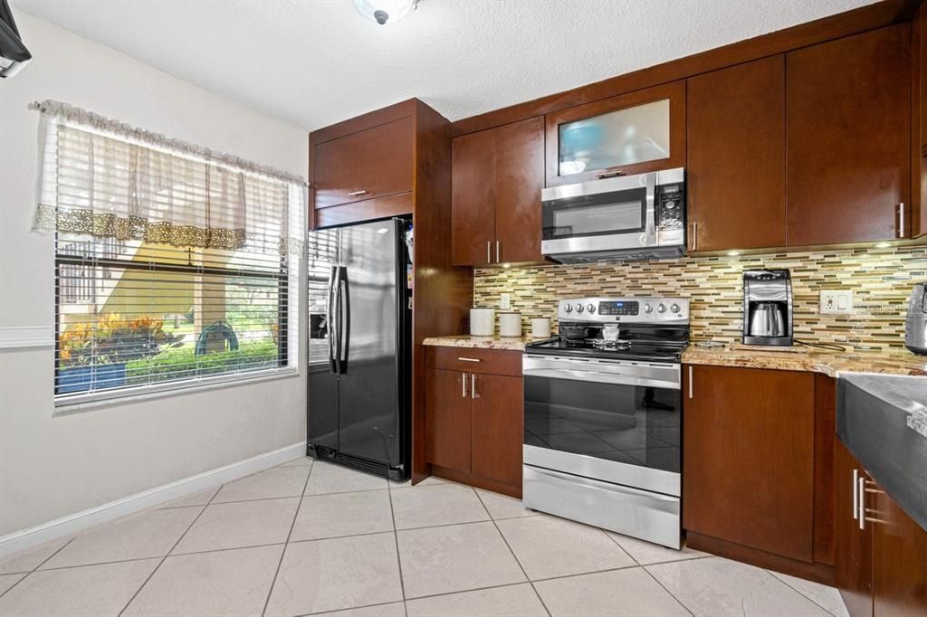 For Sale: $284,900 (2 beds, 2 baths, 1220 Square Feet)