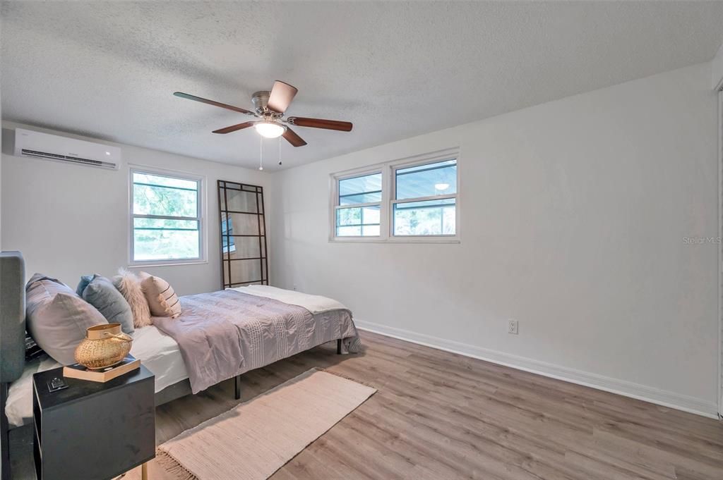 For Sale: $279,999 (2 beds, 1 baths, 920 Square Feet)