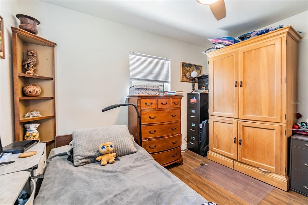 For Sale: $450,000 (3 beds, 1 baths, 915 Square Feet)