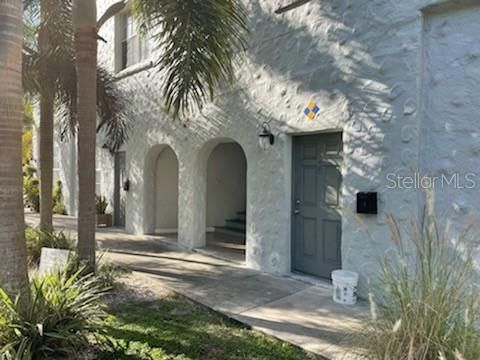 Active With Contract: $2,095 (1 beds, 1 baths, 750 Square Feet)