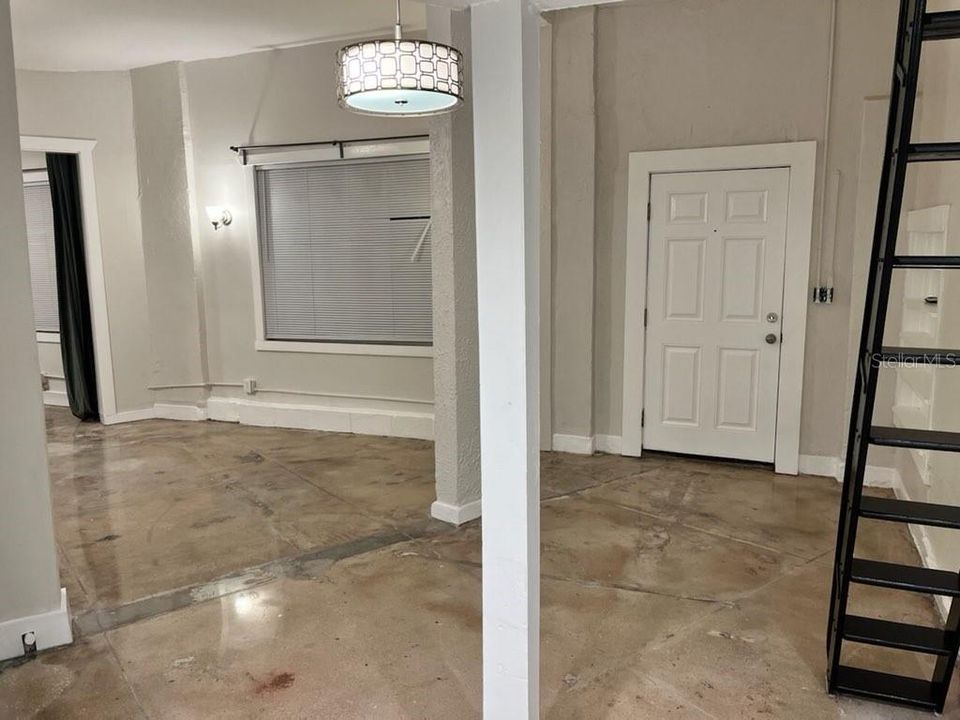 Active With Contract: $2,095 (1 beds, 1 baths, 750 Square Feet)