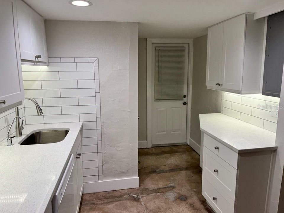 Active With Contract: $2,095 (1 beds, 1 baths, 750 Square Feet)