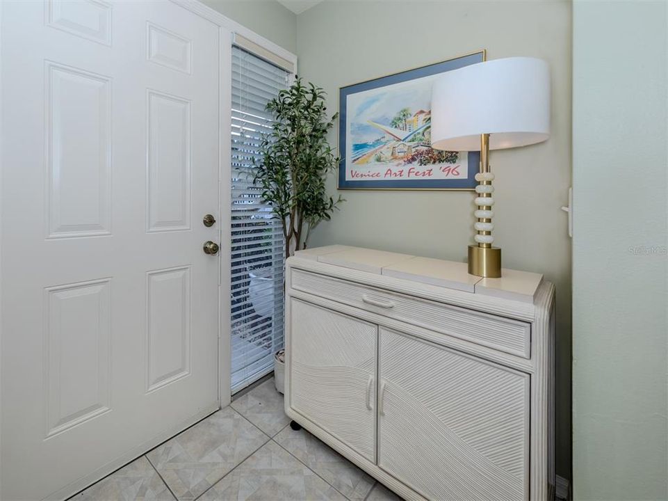 For Sale: $318,000 (2 beds, 2 baths, 1261 Square Feet)