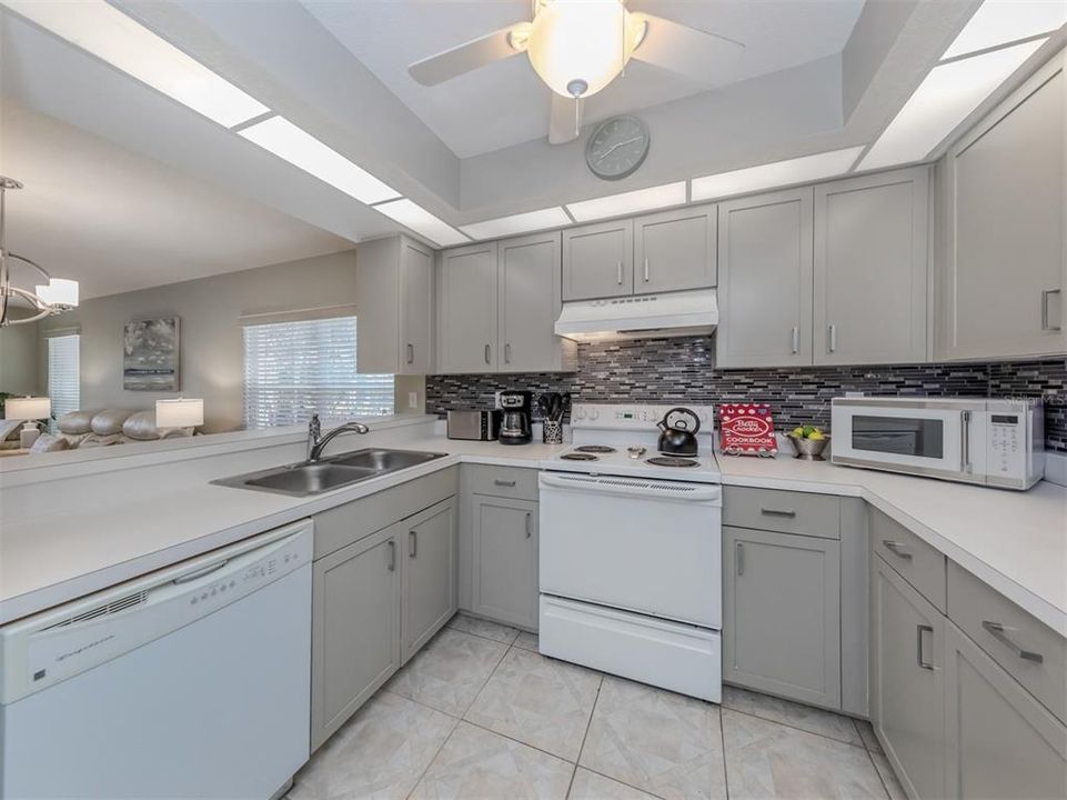 For Sale: $318,000 (2 beds, 2 baths, 1261 Square Feet)