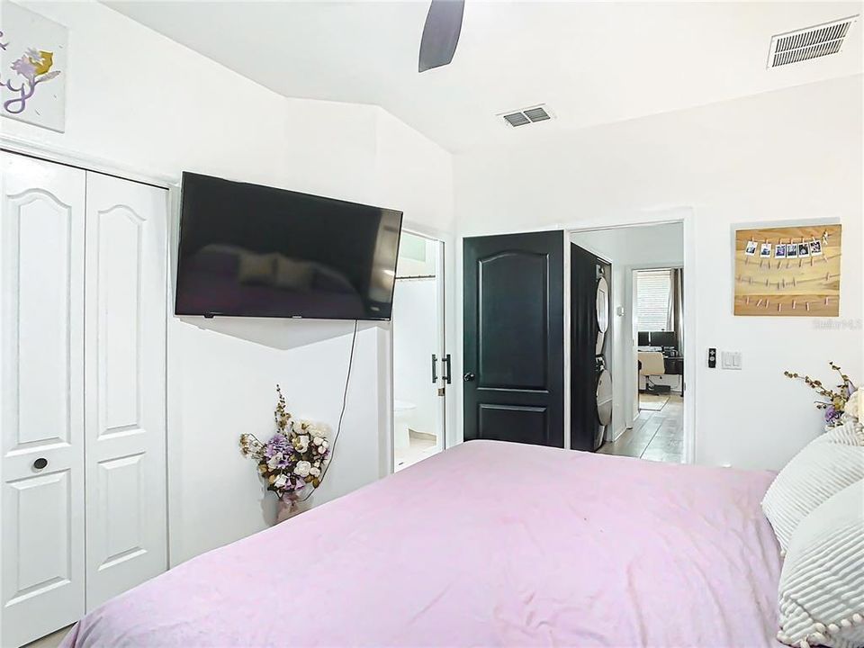 For Sale: $305,000 (2 beds, 2 baths, 1071 Square Feet)