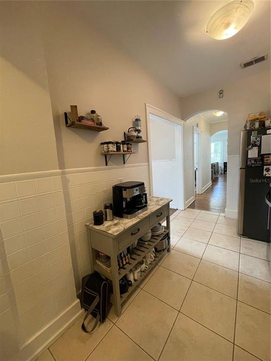 Active With Contract: $2,495 (2 beds, 1 baths, 950 Square Feet)