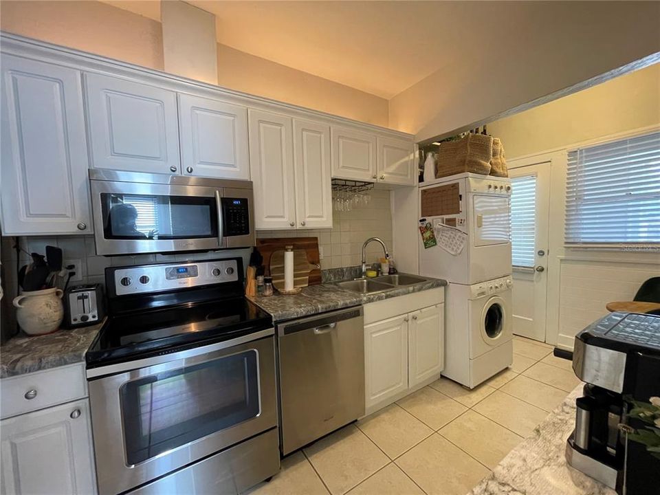 Active With Contract: $2,495 (2 beds, 1 baths, 950 Square Feet)