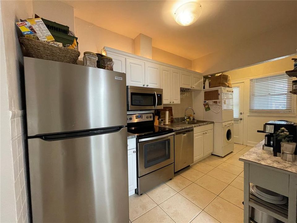 Active With Contract: $2,495 (2 beds, 1 baths, 950 Square Feet)