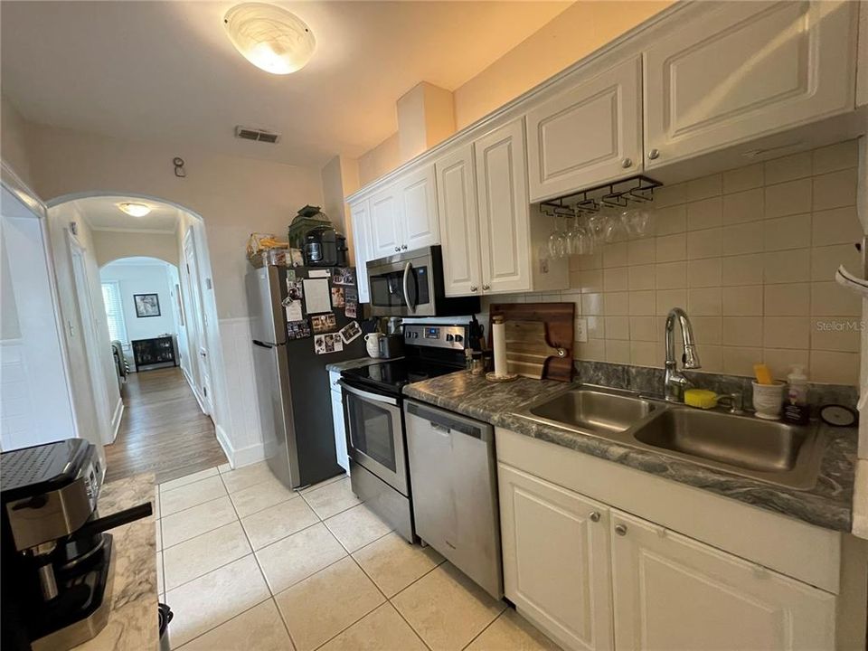 Active With Contract: $2,495 (2 beds, 1 baths, 950 Square Feet)