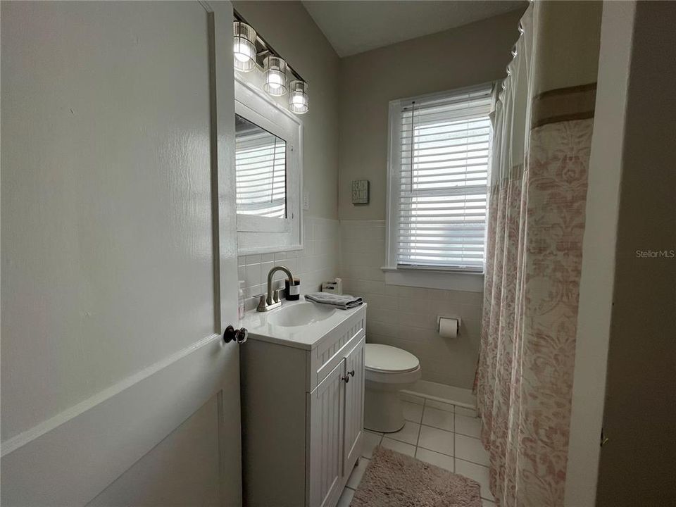 Active With Contract: $2,495 (2 beds, 1 baths, 950 Square Feet)