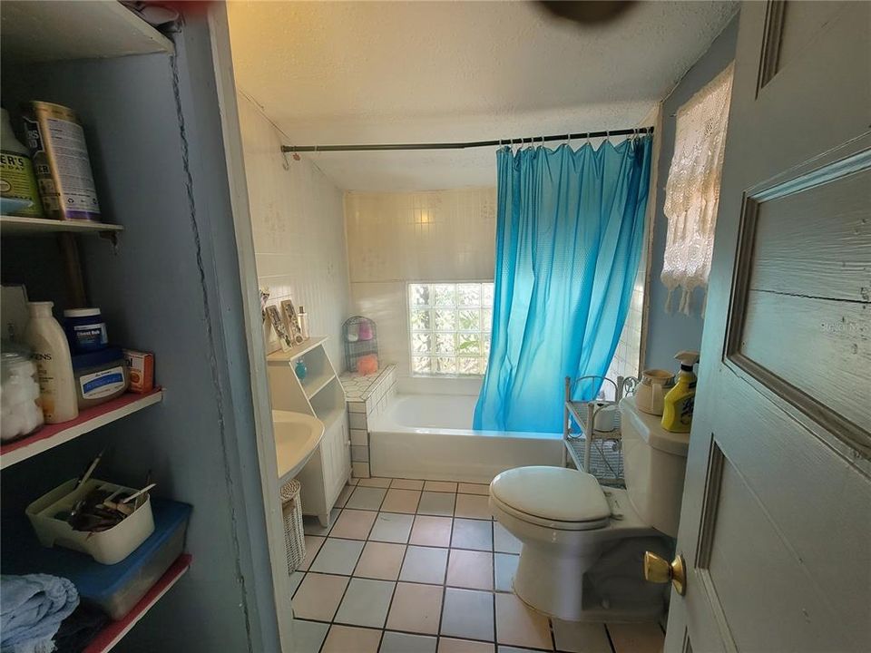 For Sale: $200,000 (2 beds, 1 baths, 977 Square Feet)