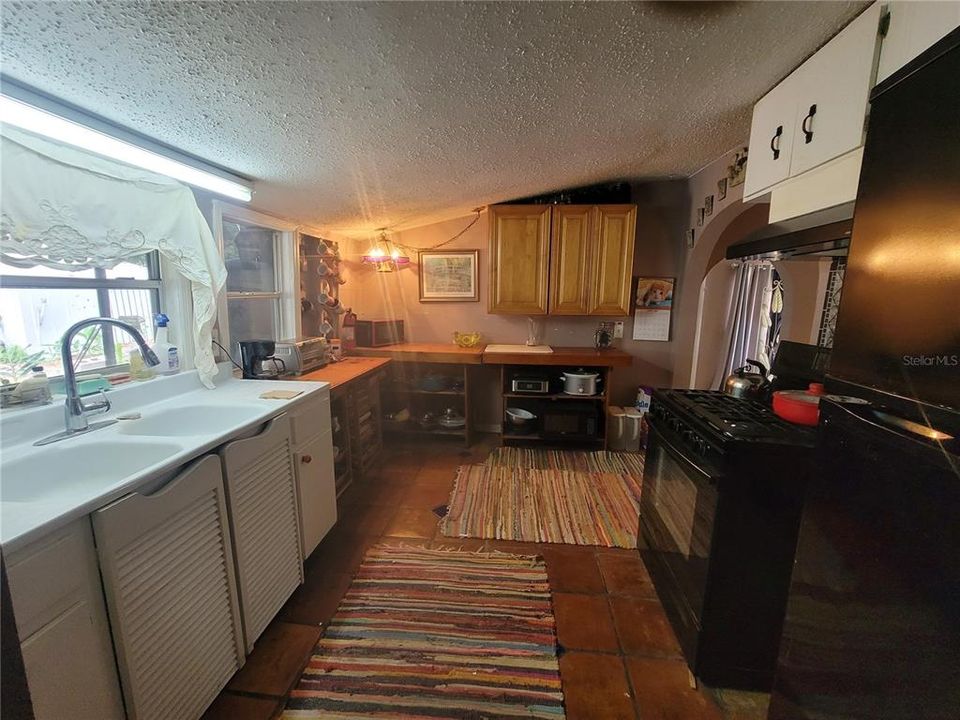 For Sale: $200,000 (2 beds, 1 baths, 977 Square Feet)