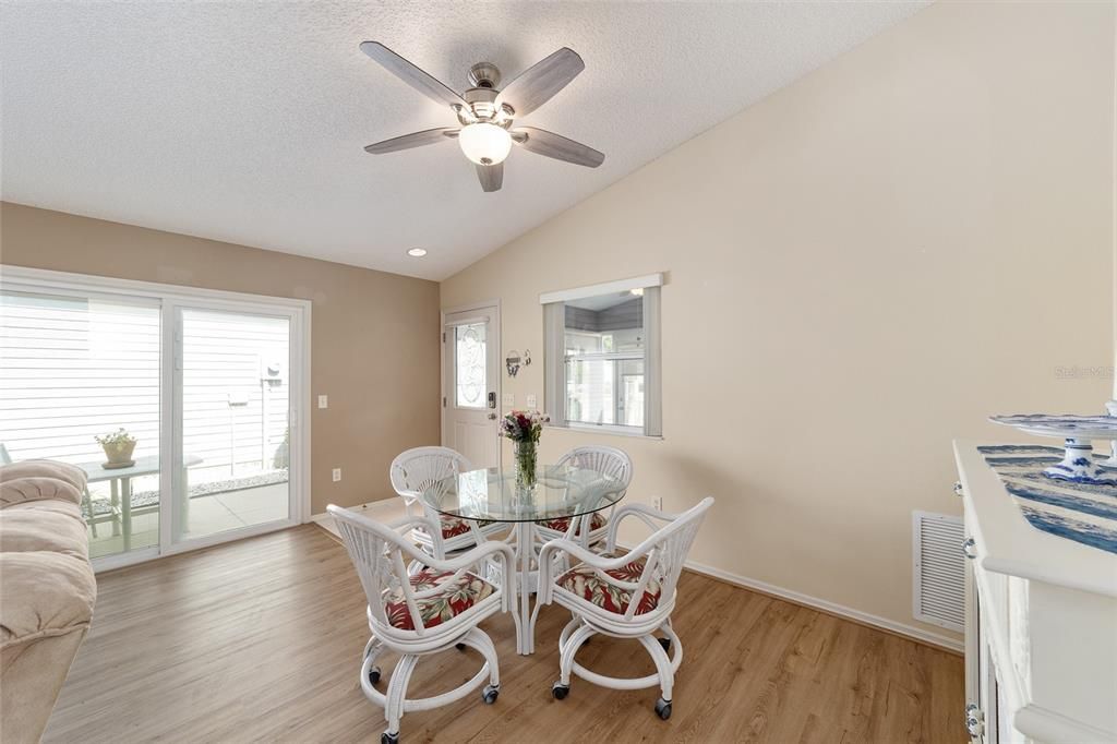 For Sale: $302,000 (2 beds, 2 baths, 1182 Square Feet)