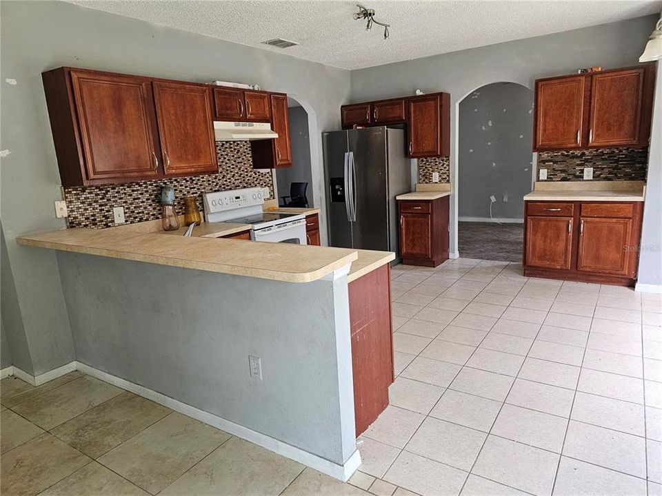 For Rent: $1,975 (4 beds, 2 baths, 2113 Square Feet)
