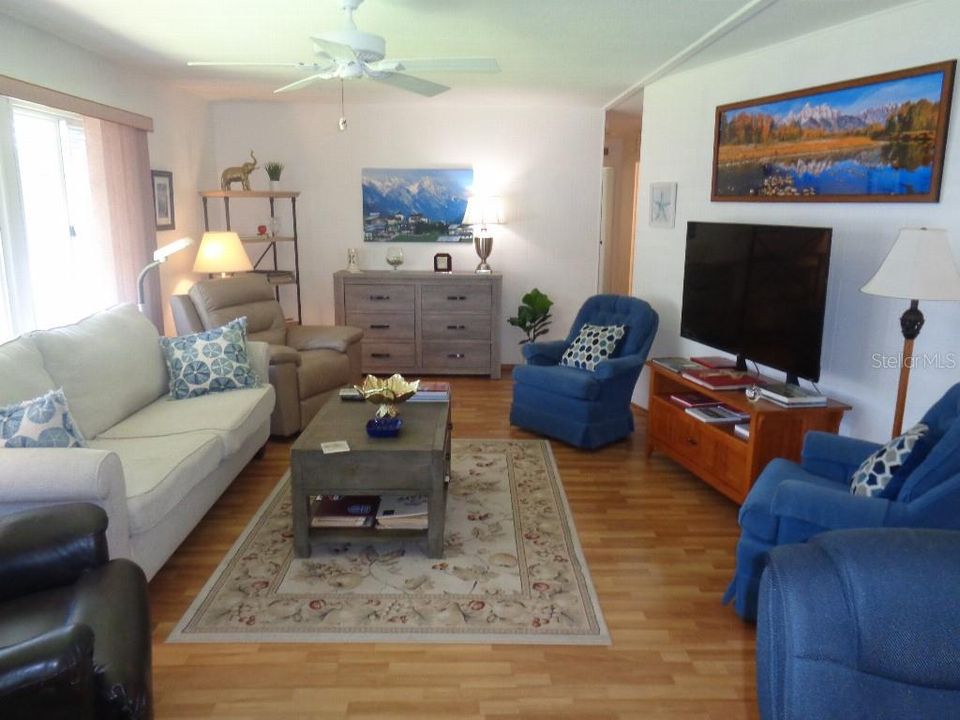 For Sale: $149,000 (2 beds, 2 baths, 1300 Square Feet)