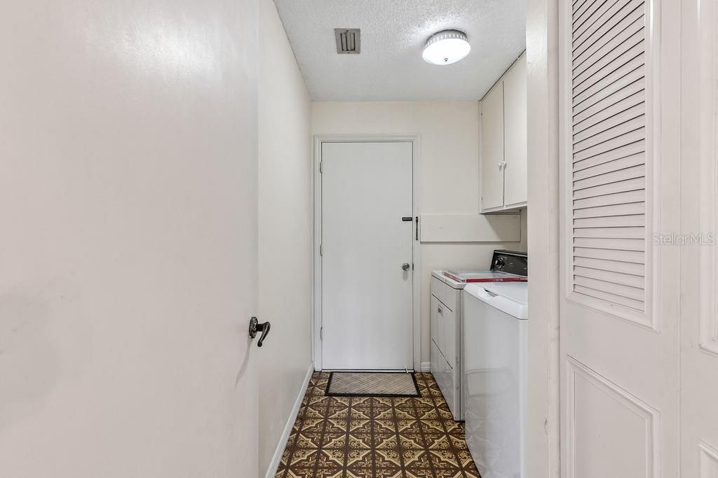 For Sale: $279,900 (2 beds, 2 baths, 1363 Square Feet)