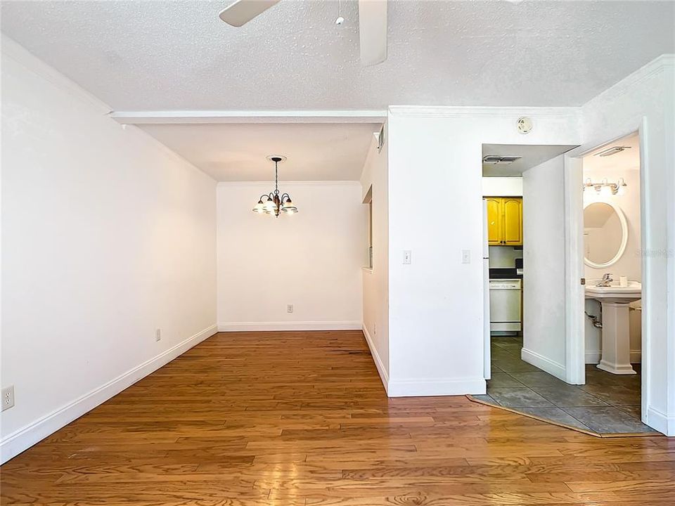 For Sale: $200,000 (2 beds, 1 baths, 853 Square Feet)