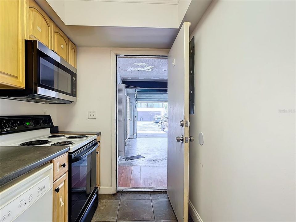 For Sale: $200,000 (2 beds, 1 baths, 853 Square Feet)