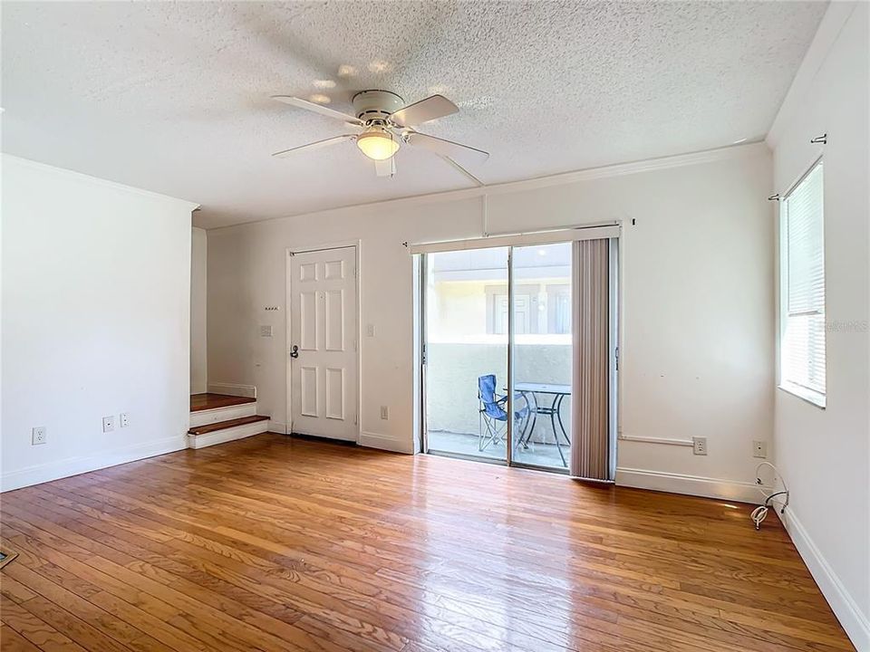 For Sale: $200,000 (2 beds, 1 baths, 853 Square Feet)