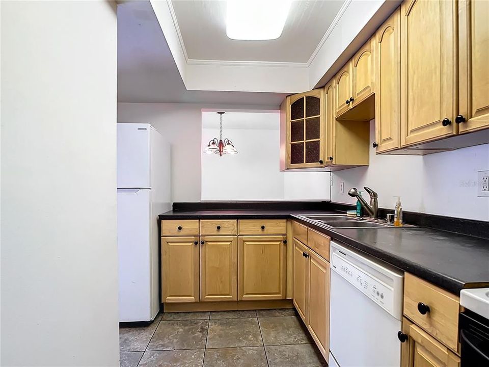 For Sale: $200,000 (2 beds, 1 baths, 853 Square Feet)