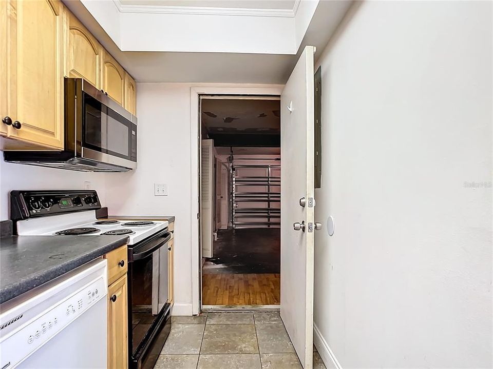 For Sale: $200,000 (2 beds, 1 baths, 853 Square Feet)