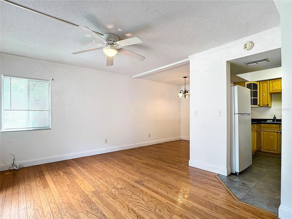 For Sale: $200,000 (2 beds, 1 baths, 853 Square Feet)