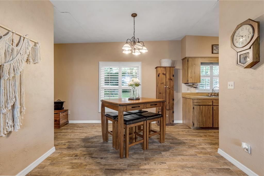 Active With Contract: $305,000 (2 beds, 1 baths, 997 Square Feet)