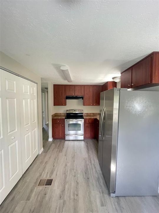 For Sale: $129,900 (2 beds, 1 baths, 768 Square Feet)