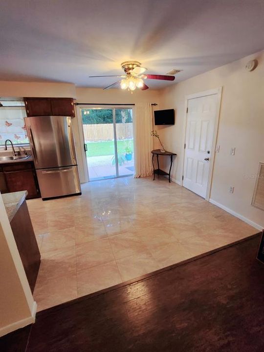 Active With Contract: $194,900 (2 beds, 1 baths, 1008 Square Feet)