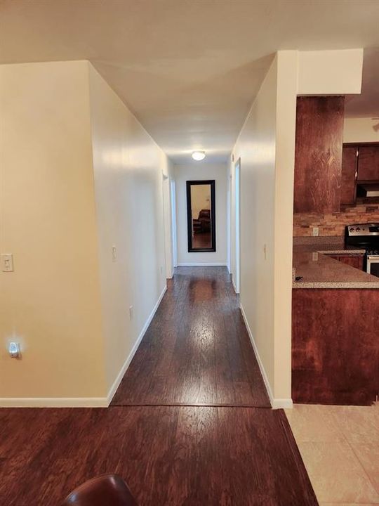 Active With Contract: $194,900 (2 beds, 1 baths, 1008 Square Feet)