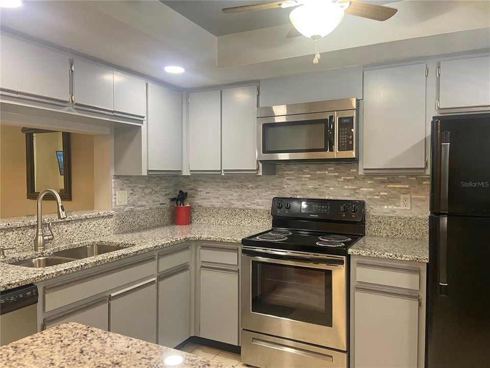 For Rent: $1,750 (2 beds, 2 baths, 980 Square Feet)