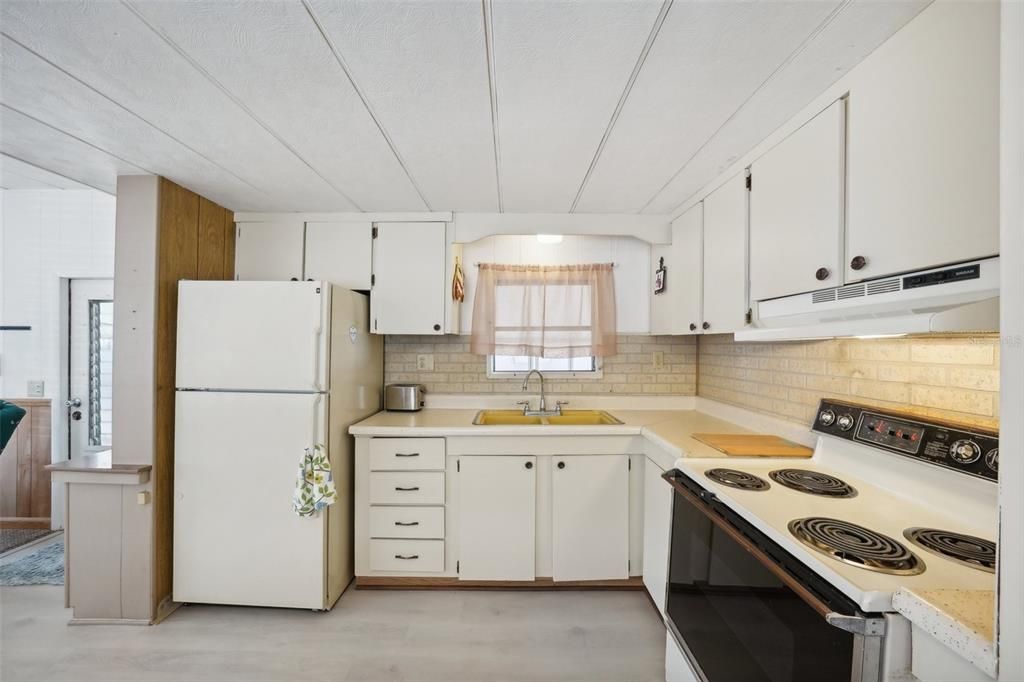 Active With Contract: $69,000 (1 beds, 1 baths, 576 Square Feet)