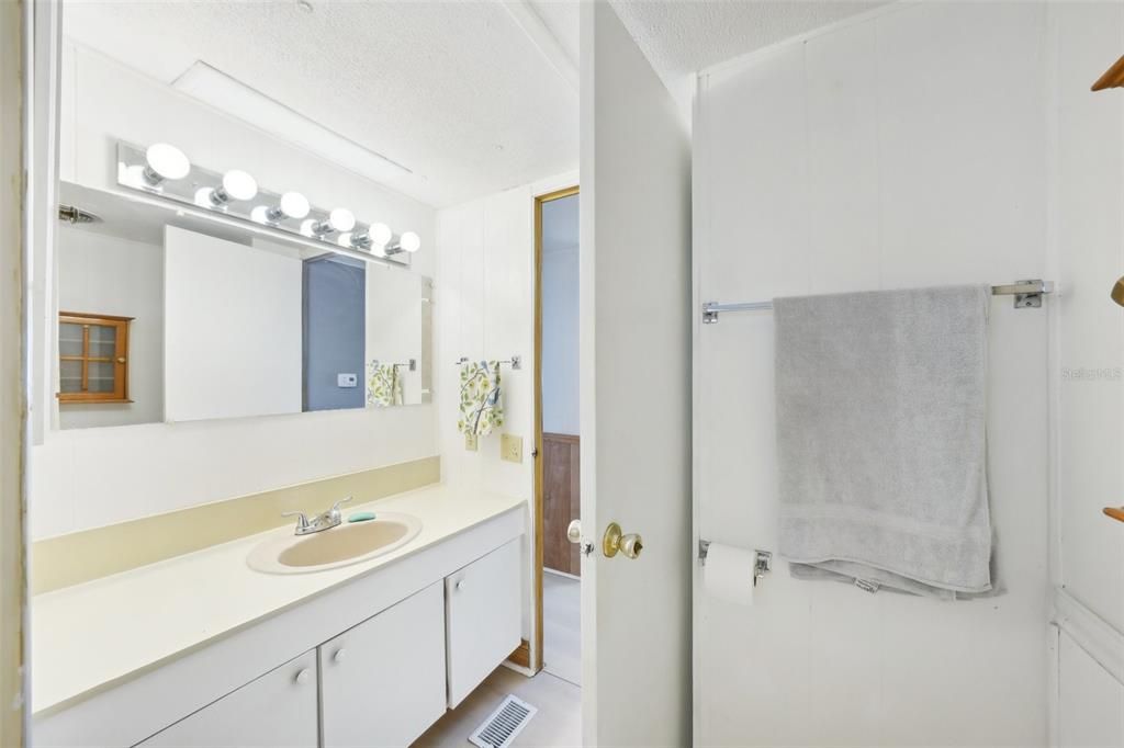 Active With Contract: $69,000 (1 beds, 1 baths, 576 Square Feet)