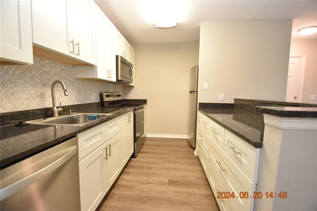 For Rent: $1,295 (1 beds, 1 baths, 700 Square Feet)