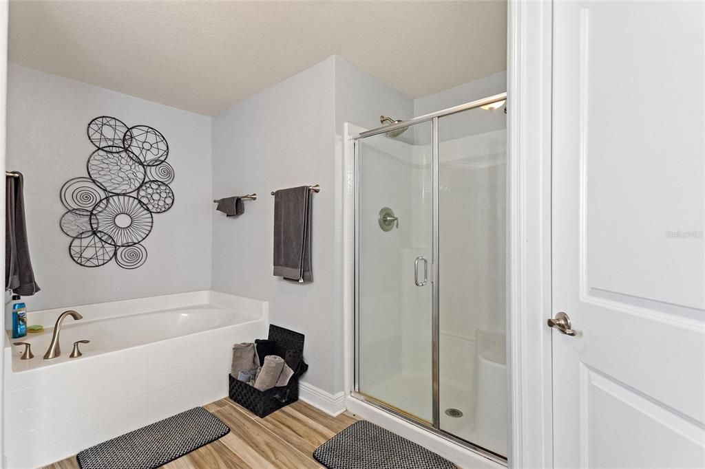 En-suite with separate shower and tub