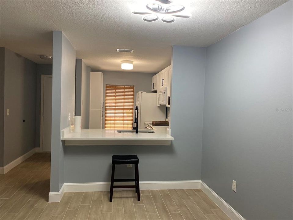 Active With Contract: $1,300 (2 beds, 1 baths, 972 Square Feet)