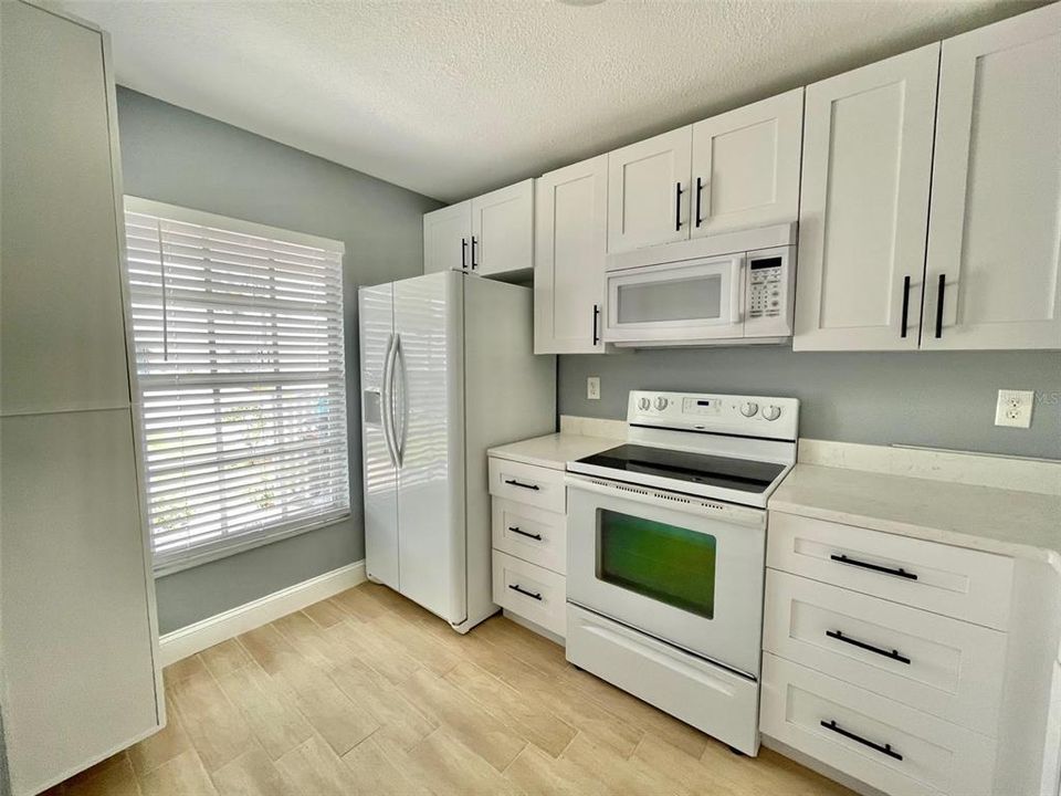 Active With Contract: $1,300 (2 beds, 1 baths, 972 Square Feet)