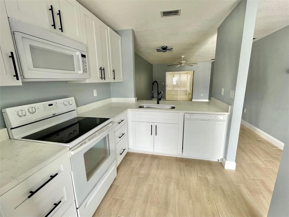 Active With Contract: $1,300 (2 beds, 1 baths, 972 Square Feet)