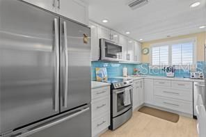 For Sale: $359,900 (2 beds, 2 baths, 950 Square Feet)