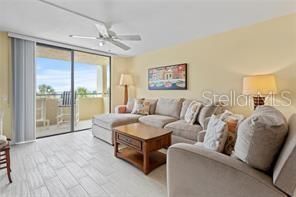 For Sale: $359,900 (2 beds, 2 baths, 950 Square Feet)