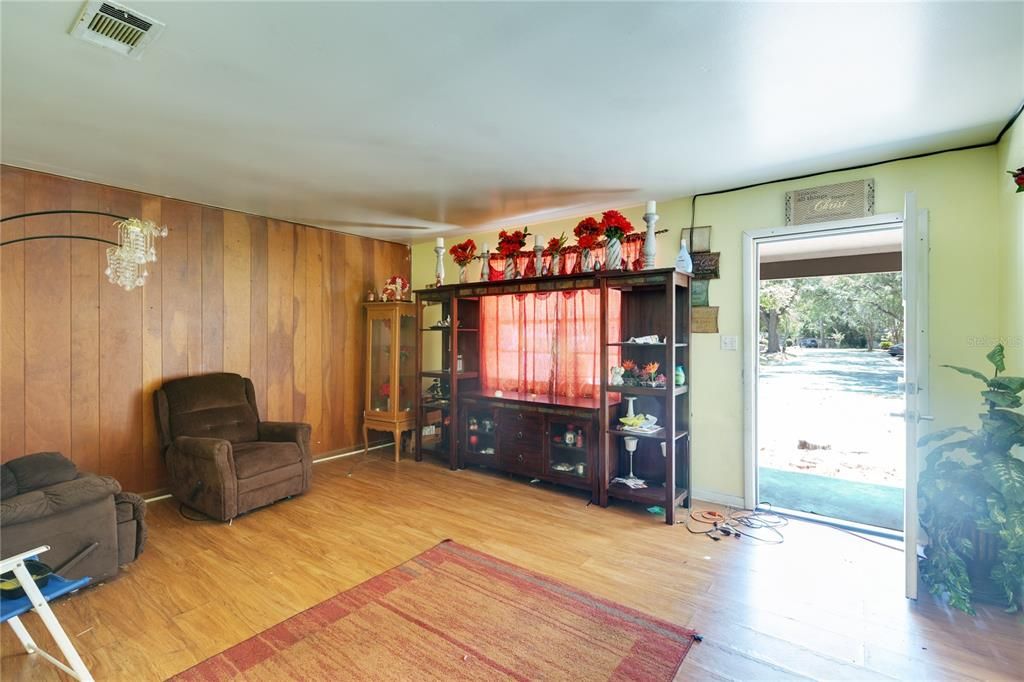 For Sale: $199,250 (4 beds, 2 baths, 1428 Square Feet)