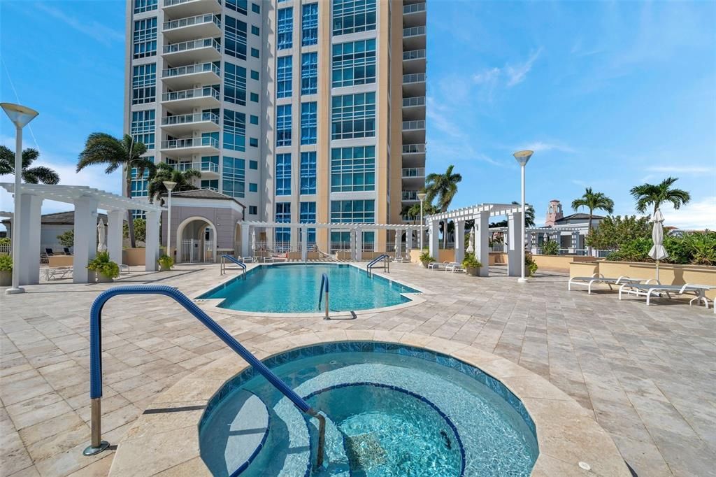 WHAT a pool area, go downstairs for a meal or an ice cream !?